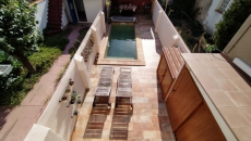 Casa de poble, íntegrament restaurada, amb pati i piscina